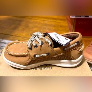 Size 8 Toddler never worn Sperry’s. Tags still on.